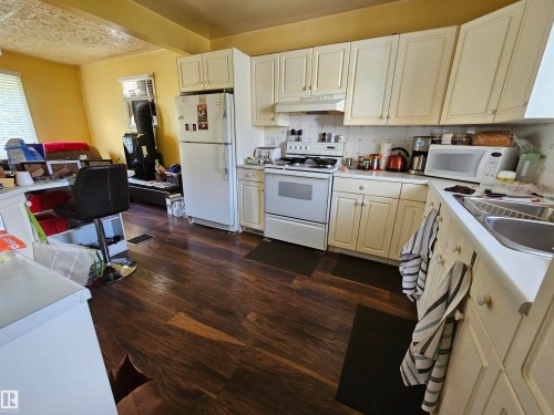 10438 147 Street, Edmonton, AB - Indoor Photo Showing Kitchen