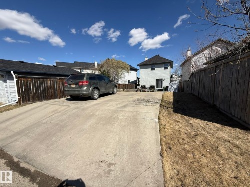 Expansive concrete driveway offering generous off-street parking - 645 Windross Crescent, Edmonton, AB 
