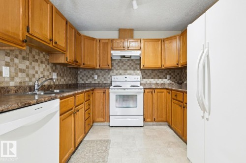 303 Twin Brooks Drive, Edmonton, AB - Indoor Photo Showing Kitchen With Double Sink