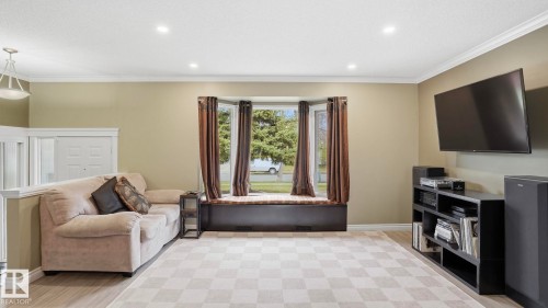 Open-concept living area with a large bay window featuring a built-in window seat - 27 Addison Crescent, St. Albert, AB - Indoor