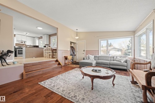 5101 45 Avenue, Leduc, AB - Indoor Photo Showing Living Room