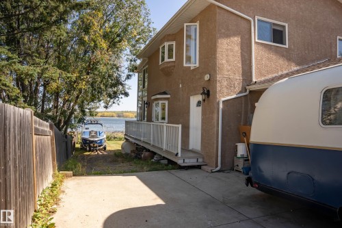 Stucco exterior with multiple windows, including a prominent bay window - 104 Bayview Drive, Rural Parkland County, AB - Outdoor With Exterior