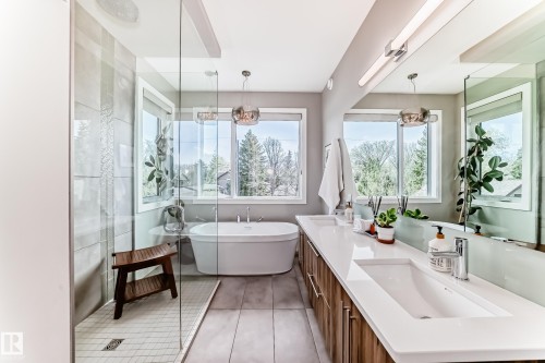 9235 148 Street, Edmonton, AB - Indoor Photo Showing Bathroom
