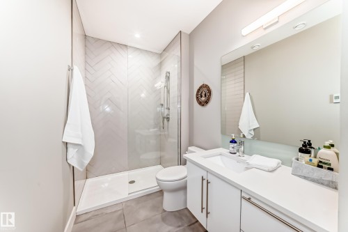 9235 148 Street, Edmonton, AB - Indoor Photo Showing Bathroom