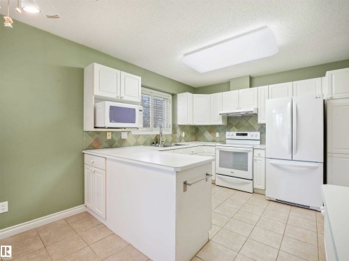 146 Oeming Road, Edmonton, AB - Indoor Photo Showing Kitchen