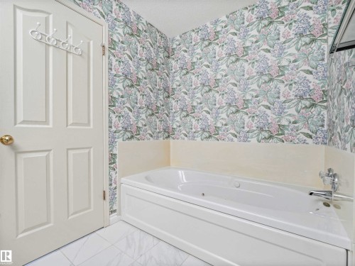 146 Oeming Road, Edmonton, AB - Indoor Photo Showing Bathroom