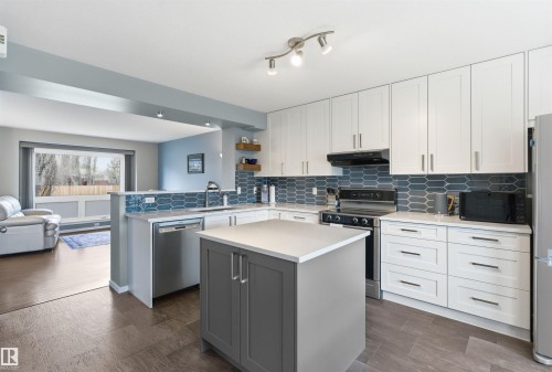 107 Michigan Street, Devon, AB - Indoor Photo Showing Kitchen
