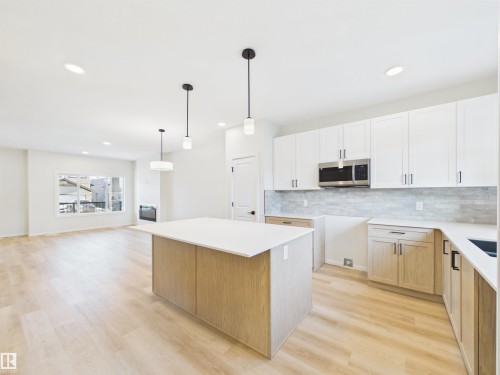 35 Sereno Lane, Fort Saskatchewan, AB - Indoor Photo Showing Kitchen With Upgraded Kitchen