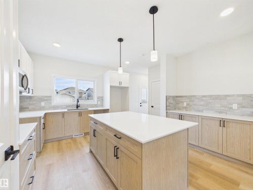 35 Sereno Lane, Fort Saskatchewan, AB - Indoor Photo Showing Kitchen With Upgraded Kitchen