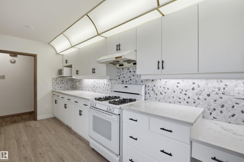 6820 98 Avenue, Edmonton, AB - Indoor Photo Showing Kitchen