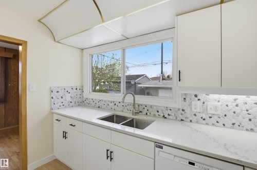 6820 98 Avenue, Edmonton, AB - Indoor Photo Showing Kitchen With Double Sink