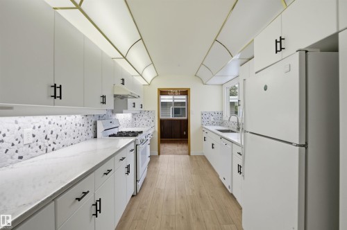 6820 98 Avenue, Edmonton, AB - Indoor Photo Showing Kitchen