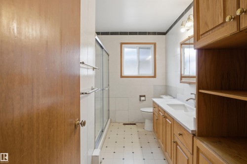 6820 98 Avenue, Edmonton, AB - Indoor Photo Showing Bathroom