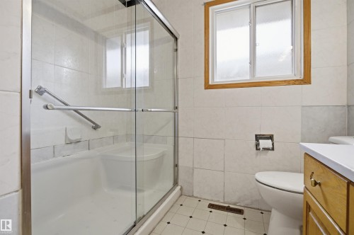 6820 98 Avenue, Edmonton, AB - Indoor Photo Showing Bathroom