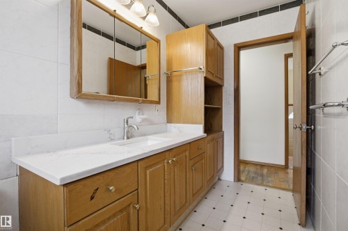 6820 98 Avenue, Edmonton, AB - Indoor Photo Showing Bathroom