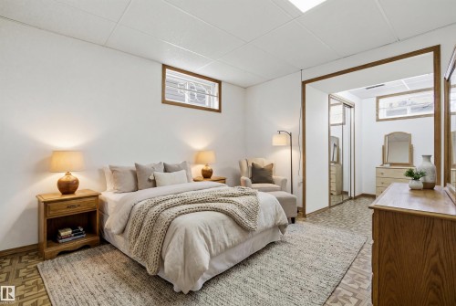 6820 98 Avenue, Edmonton, AB - Indoor Photo Showing Bedroom