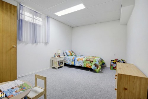 6820 98 Avenue, Edmonton, AB - Indoor Photo Showing Bedroom