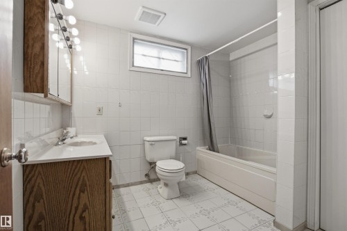 6820 98 Avenue, Edmonton, AB - Indoor Photo Showing Bathroom