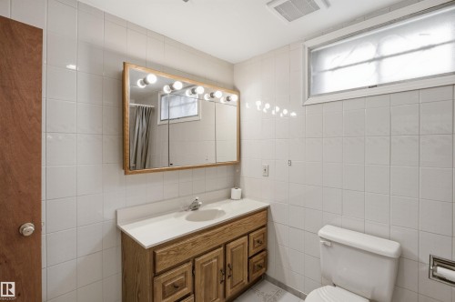 6820 98 Avenue, Edmonton, AB - Indoor Photo Showing Bathroom