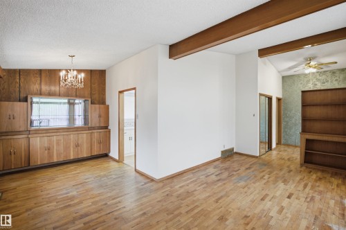 6820 98 Avenue, Edmonton, AB - Indoor Photo Showing Kitchen