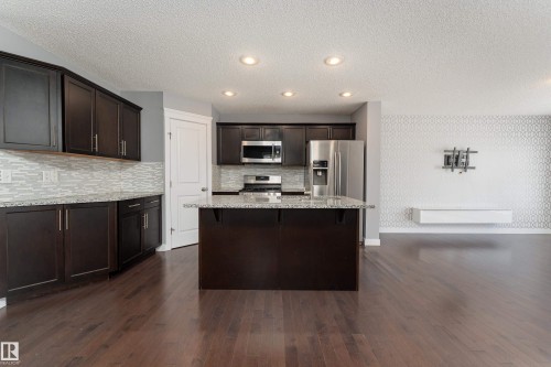 411 Watt Boulevard, Edmonton, AB - Indoor Photo Showing Kitchen With Upgraded Kitchen