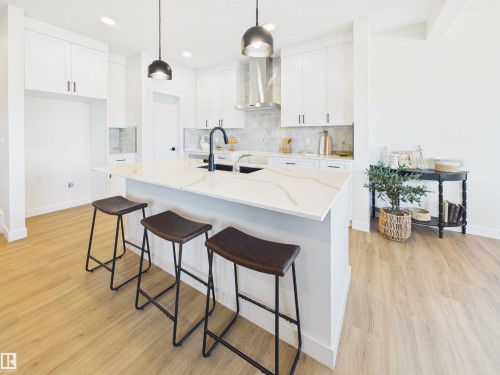 53 Sumac Close, Fort Saskatchewan, AB - Indoor Photo Showing Kitchen With Upgraded Kitchen