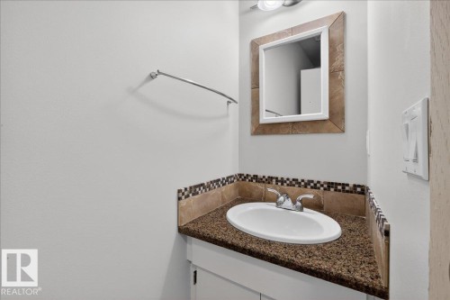 1066 Knottwood Road E, Edmonton, AB - Indoor Photo Showing Bathroom
