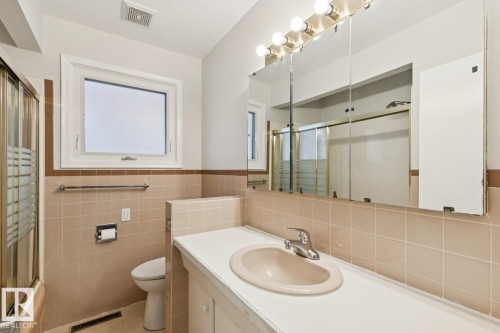 11451 48 Avenue, Edmonton, AB - Indoor Photo Showing Bathroom