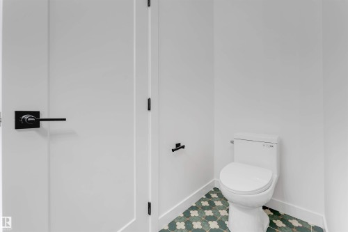 232 24 Street, Edmonton, AB - Indoor Photo Showing Bathroom