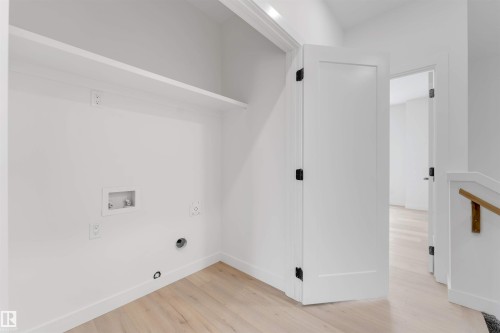 232 24 Street, Edmonton, AB - Indoor Photo Showing Other Room