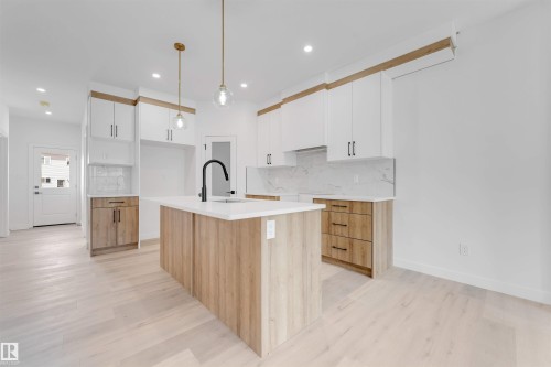 232 24 Street, Edmonton, AB - Indoor Photo Showing Kitchen With Upgraded Kitchen