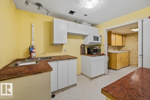 Perfect of an in-law suite or multigenerational families - 9732 64 Street, Edmonton, AB - Indoor