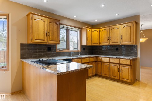 44 Whitehall Crescent, St. Albert, AB - Indoor Photo Showing Kitchen With Double Sink
