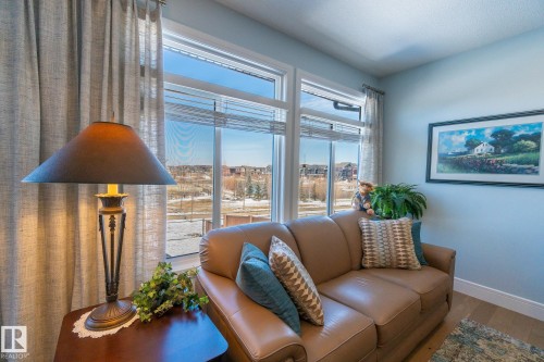 4910 Hawthorn Place, Edmonton, AB - Indoor Photo Showing Living Room