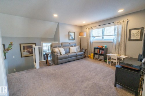 4910 Hawthorn Place, Edmonton, AB - Indoor Photo Showing Living Room