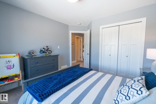 4910 Hawthorn Place, Edmonton, AB - Indoor Photo Showing Bedroom