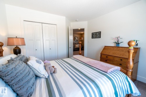 4910 Hawthorn Place, Edmonton, AB - Indoor Photo Showing Bedroom