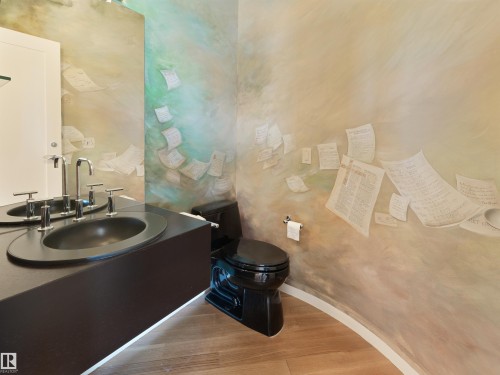 28 Riverside Crescent, Edmonton, AB - Indoor Photo Showing Bathroom