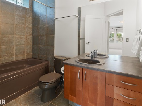 28 Riverside Crescent, Edmonton, AB - Indoor Photo Showing Bathroom
