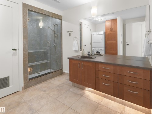 28 Riverside Crescent, Edmonton, AB - Indoor Photo Showing Bathroom