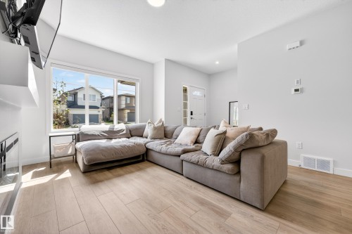 52 Penn Place, Spruce Grove, AB - Indoor Photo Showing Living Room