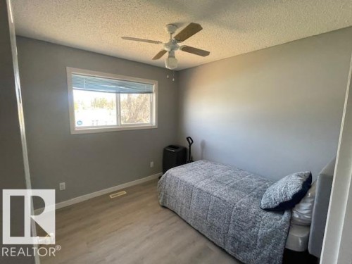 5324 54 Avenue, Mundare, AB - Indoor Photo Showing Bedroom