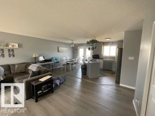 5324 54 Avenue, Mundare, AB - Indoor Photo Showing Living Room