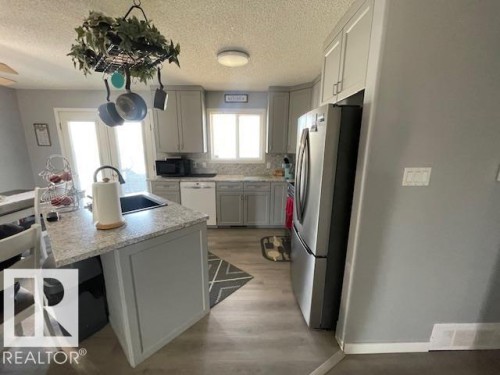 5324 54 Avenue, Mundare, AB - Indoor Photo Showing Kitchen
