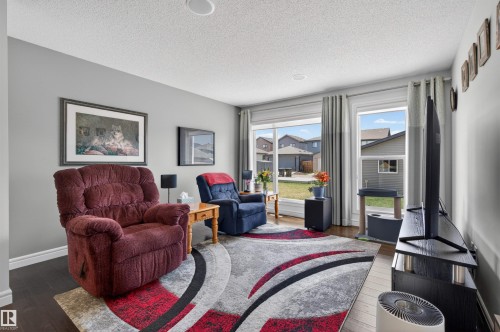 41 Tribute Common, Spruce Grove, AB - Indoor Photo Showing Living Room