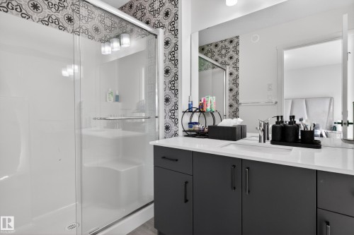 1412 11 Avenue, Edmonton, AB - Indoor Photo Showing Bathroom