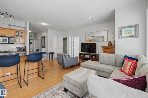 334 10023 110 Street, Edmonton, AB - Indoor Photo Showing Living Room