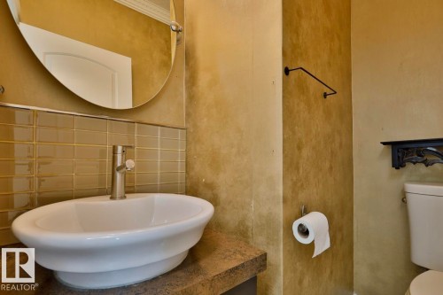 13703 101A Avenue, Edmonton, AB - Indoor Photo Showing Bathroom