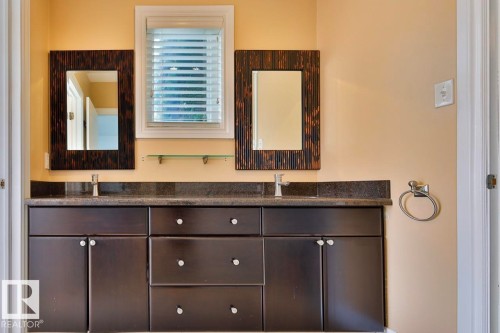 13703 101A Avenue, Edmonton, AB - Indoor Photo Showing Bathroom