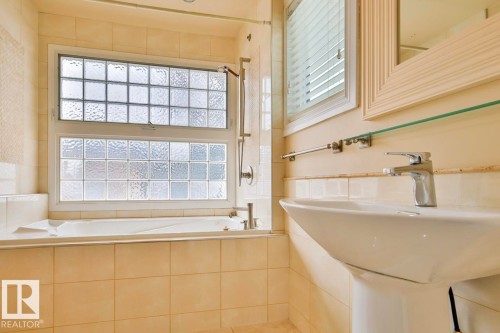 13703 101A Avenue, Edmonton, AB - Indoor Photo Showing Bathroom